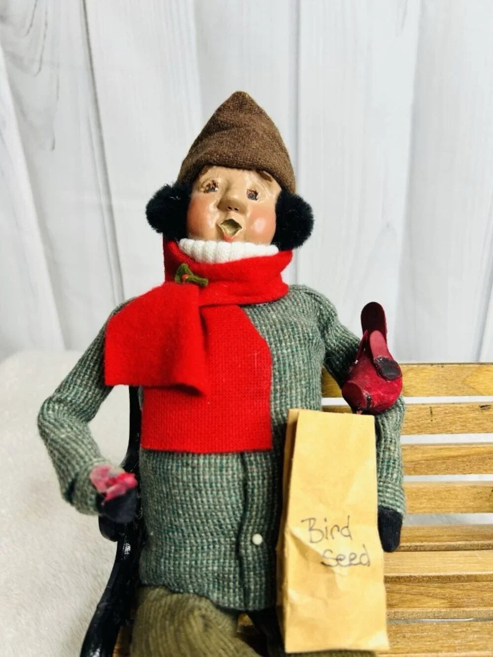 Byers Choice The Carolers Man Feeding Birds Cast Iron Park Bench Vintage 1997